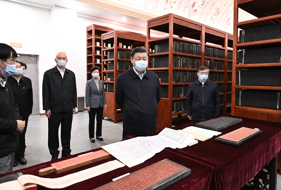 6月2日,中共中央总书记、国家主席、中央军委主席习近平在北京出席文化传承发展座谈会并发表重要讲话。这是座谈会前,习近平1日下午在中国国家版本馆考察时,在兰台洞库了解馆藏精品版本保存情况。